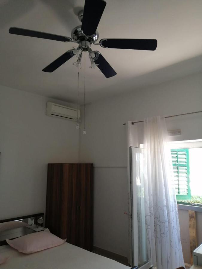 Omis Apartment On The Beach Екстер'єр фото
